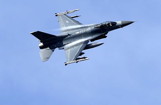  F-16  :     