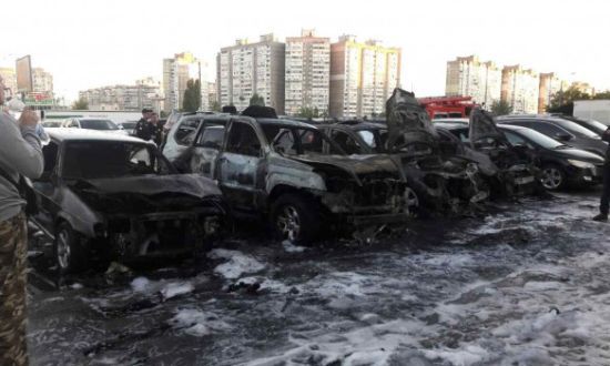 8 автомобилей горели в Киеве на частной стоянке