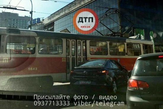 В Киеве девушка на Renault протаранила трамвай, центр города остановился в масштабной пробке