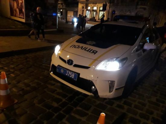 Во Львове патрульные сбили на пешеходном переходе девушку