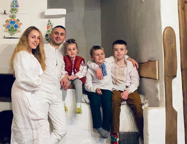 Тарас і Олена Тополі з дітьми / © instagram.com/alyoshasinger