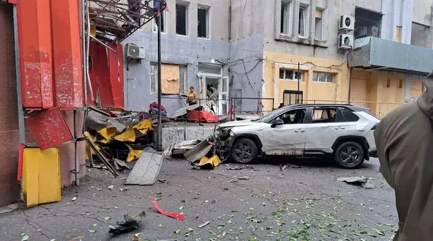 Фото з місця атаки дроном у Новій Каховці, в якій постраждав колаборант Володимир Леонтьєв / © Телегарм-канал Володимира Сальдо