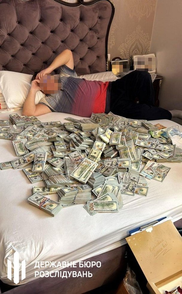Чоловік Тетяни Крупи на тлі купи доларів / Фото: ДБР