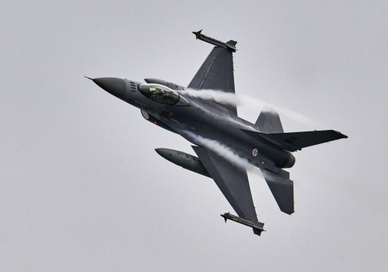  ,   F-16     