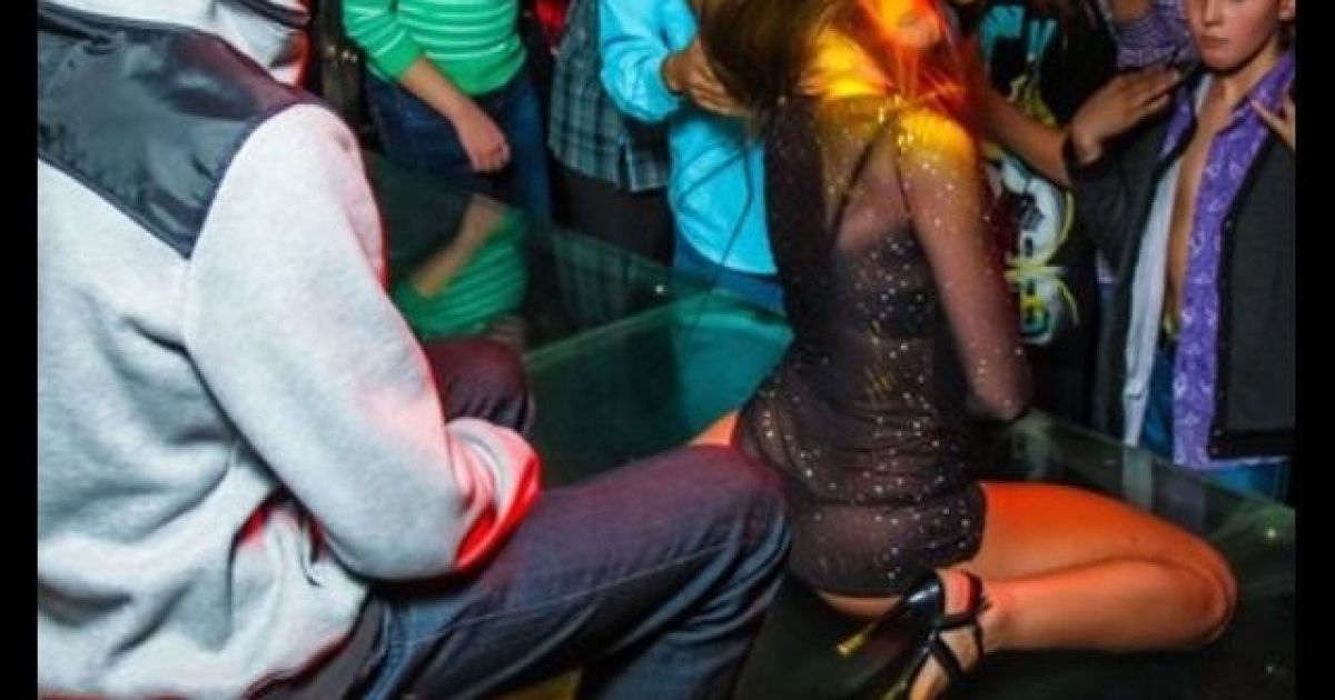 Секс вечеринка в ночном клубе в самом разгаре