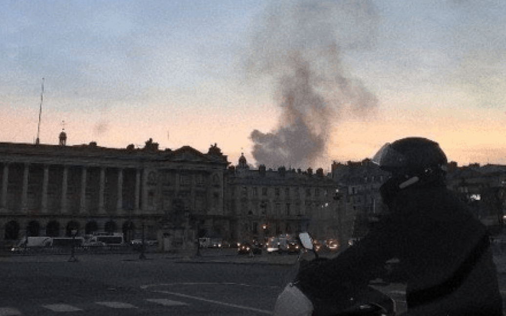 У Парижі спалахнула будівля фешенебельного готелю Ritz / © twitter.com