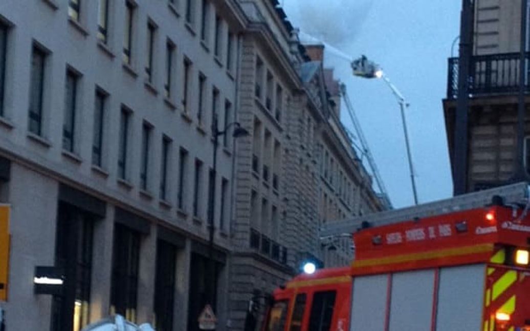 У Парижі спалахнула будівля фешенебельного готелю Ritz / © twitter.com