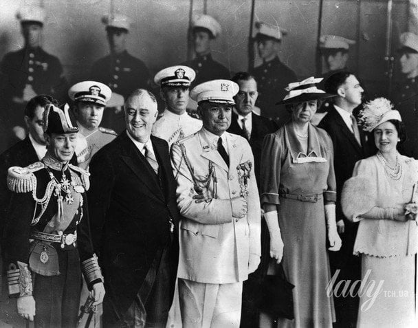 Король Георг и королева Елизавета с президентом Франклином Д. Рузвельтом, его помощником, бригадным генералом Уотсоном, и первой леди Элеонорой Рузвельт в июне 1939 года / © Getty Images