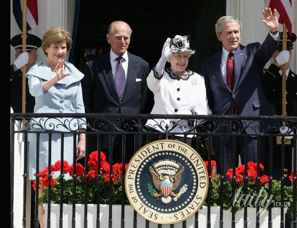 Королева Елизавета, принц Филипп, президент Джордж Буш-младший и первая леди Лора Буш на балконе Белого дома 7 мая 2007 года / © Getty Images