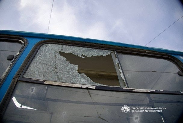 В Днепре дроны РФ повредили транспортное предприятие.