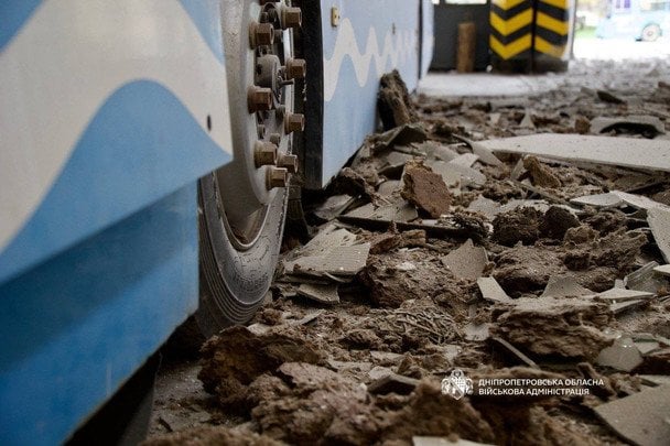 В Днепре дроны РФ повредили транспортное предприятие.