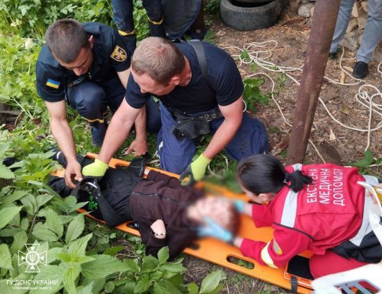 Дитина впала у каналізаційний колодязь глибиною 9 метрів у Чернівецькій області