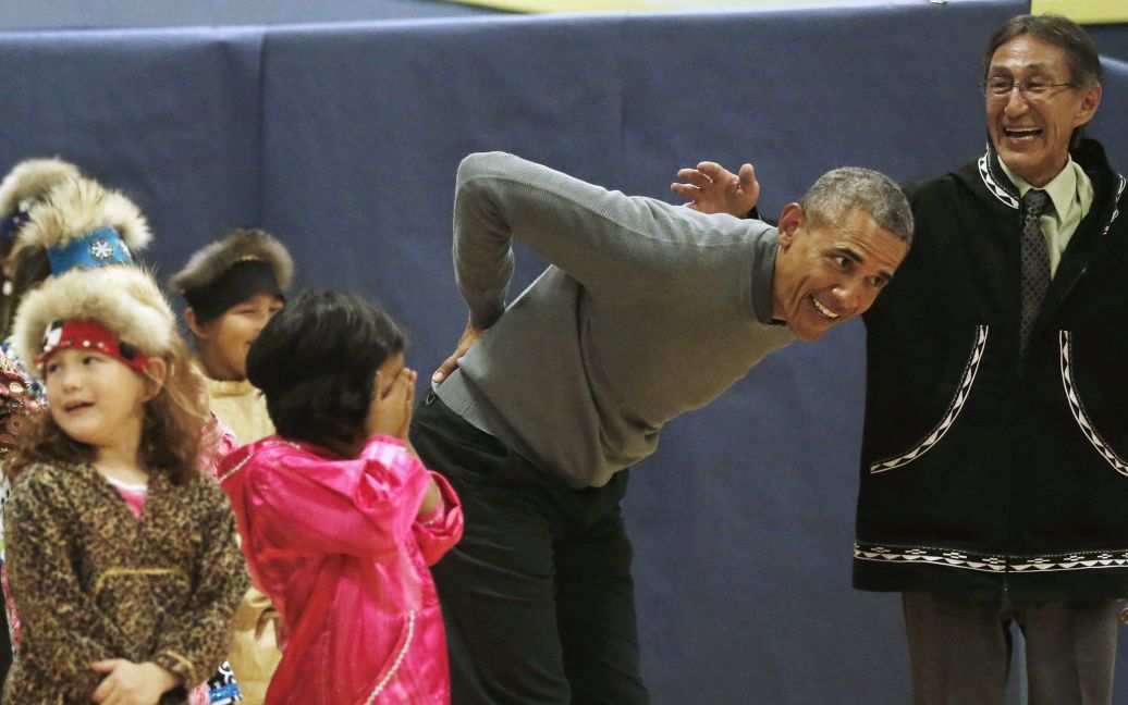 Во время визита на Аляску президент США Барак Обама танцевал с детьми. После этого у него заболела спина / © Reuters