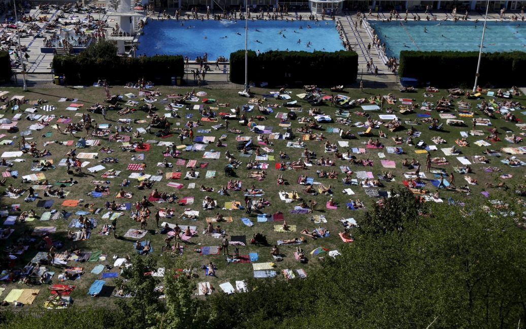 Европа вновь страдает от жары - жители Праги массово спасаются возле воды / © Reuters