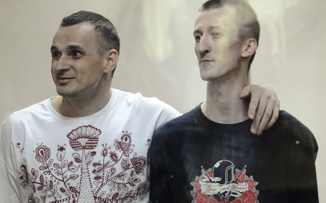 Олег Сенцов и Александр Кольченко во время вынесения приговора. Суд в Ростове-на-Дону приговорил украинцев к 20 и 10 годам тюрьмы. Приговор вызвал возмущение в Украине и мире. / © Reuters