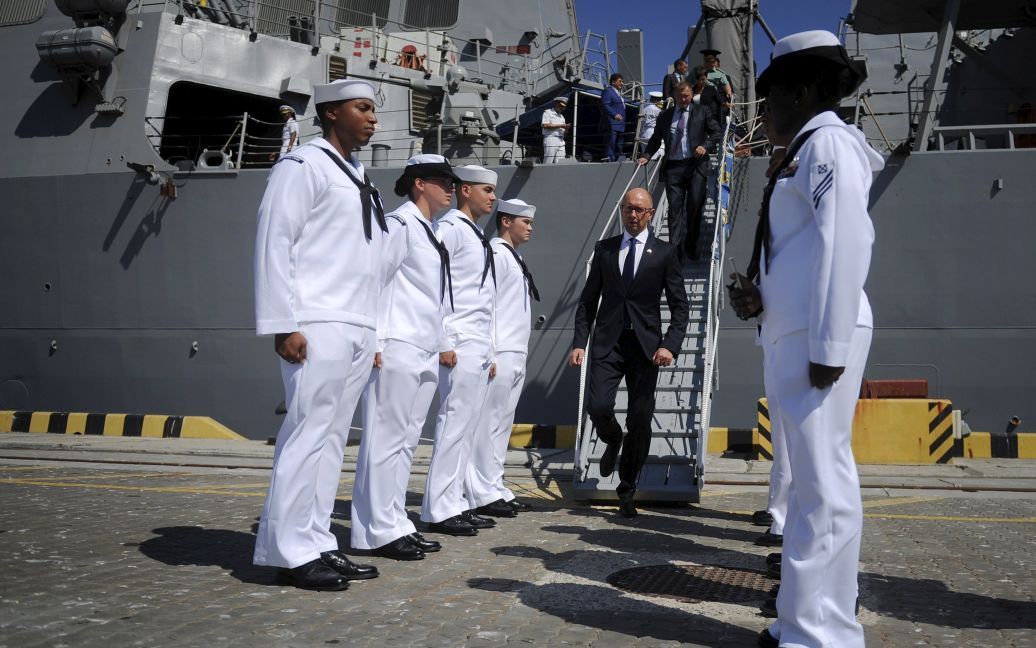 Премьер-министр Арсений Яценюк во время посещения и знакомства с командой эсминца США USS Donald Cook, что будет принимать участие в многонациональных военных учениях Sea Breeze-2015 в Одессе / © Reuters