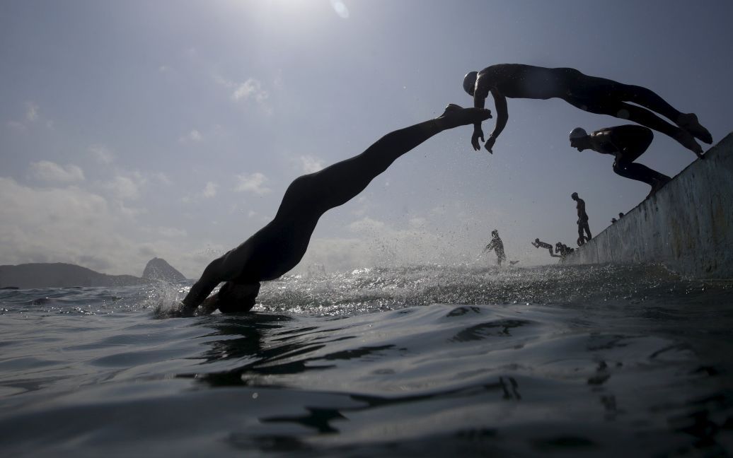 Соперники прыгают в океан в Рио-де-Жанейро во время Международного марафона по плаванию. Соревнования предшествуют Олимпийским играм-2016, которые состоятся в этом бразильском городе. / © Reuters