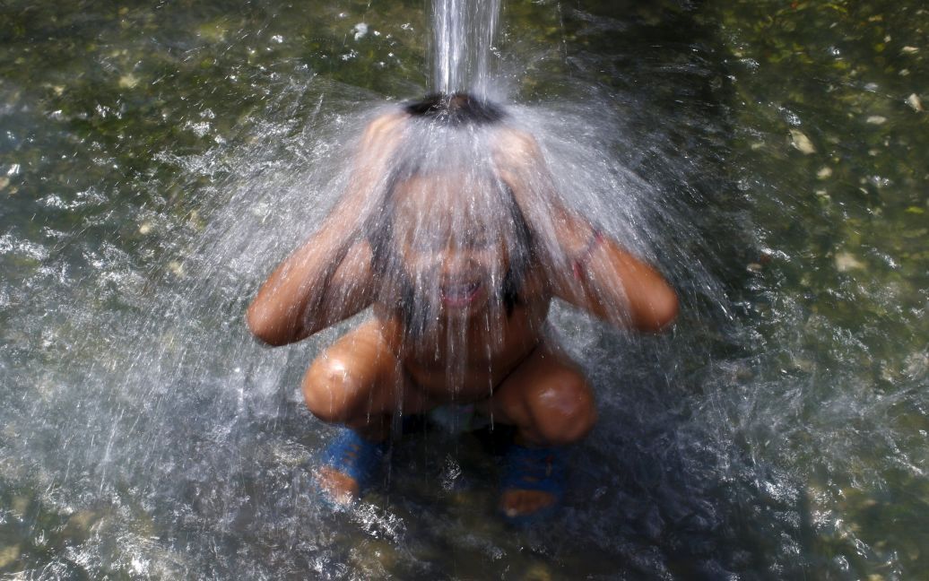 Девочка принимает общественную ванну в городе Лалитпур, Непал. Общественные бани были очень распространены в Непале в древние времена, но и сегодня сохранялись в некоторых местах. / © Reuters