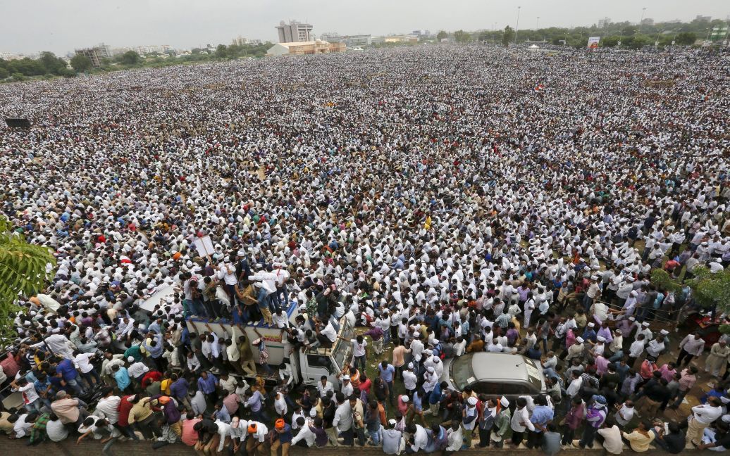 В индийском городе Ахмедабад десятки тысяч огранщиков алмазов вышли на забастовку, требуя сохранения рабочих мест и возможностей для повышения их квалификации. / © Reuters