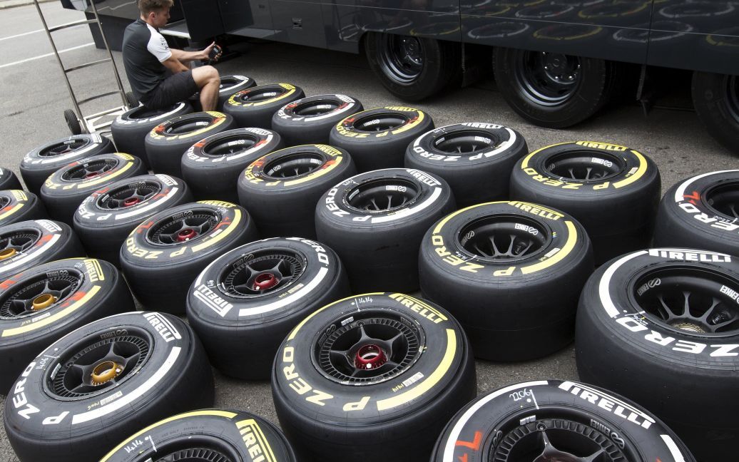 Техник команды McLaren Formula One проверяет шины в преддверии Гран-при Бельгии, который пройдет на этих выходных. / © Reuters