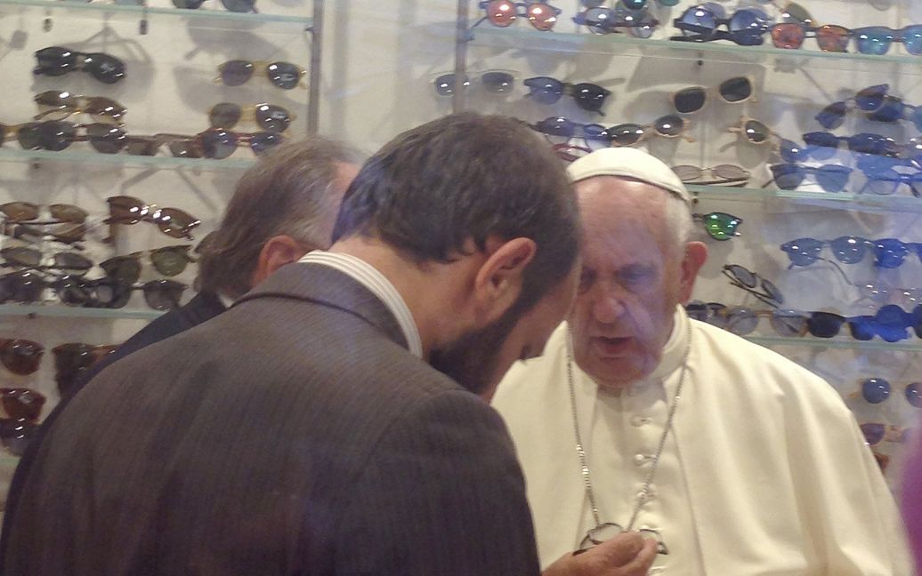 Папа Франциск выбрал очки / © Reuters