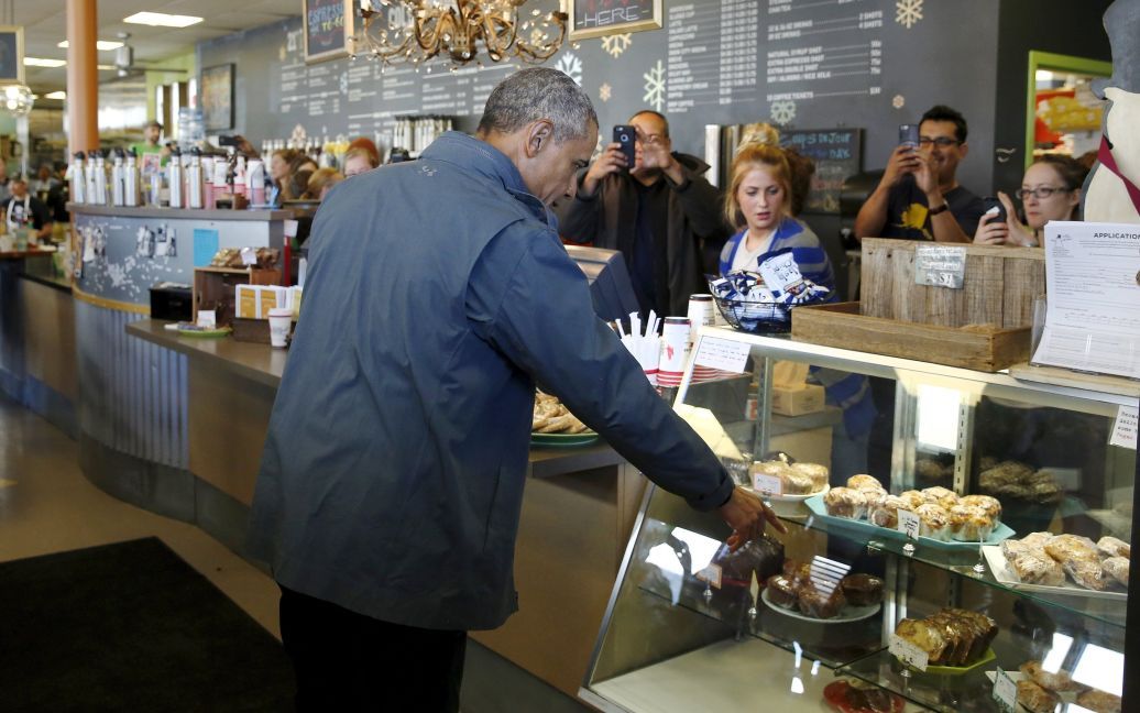 Президент США Барак Обама во время посещения Аляски решил пообедать в кафе / © Reuters