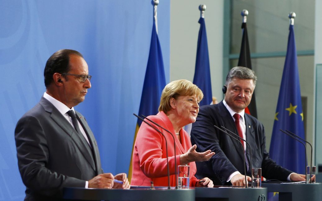Петр Порошенко, Франсуа Олланд и Ангела Меркель во время встречи в Берлине. Лидеры Украины, Франции и Германии провели встречу, на которой обсудили ситуацию на востоке Украины. / © Reuters