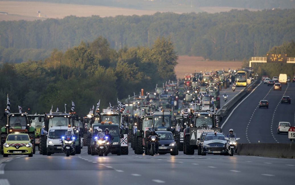 Сотни тракторов едут в Париж. В этот день французские фермеры протестовали против низких цен на сельхозпродукцию в ЕС / © Reuters