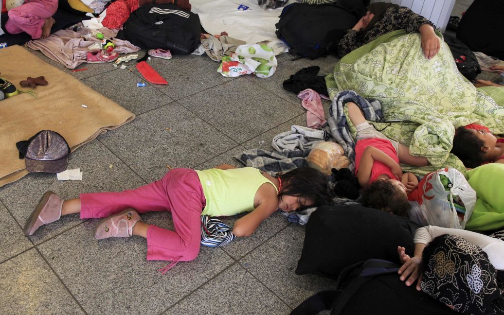 Дети-беженцы спят на полу на железнодорожной станции в Будапеште (Венгрия). Вместе с родителями они ждут поезда, чтобы мигрировать в Австрию. Летом проблема беженцев очень остро встала в Европе / © Reuters