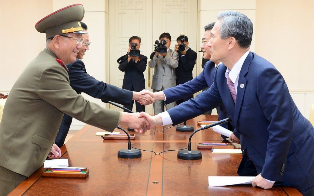 Южная и Северная Кореи завершили переговоры по деэскалации конфликта на границе. КНДР пообещала не обстреливать территорию соседнего государства, а Южная Корея уберет громкоговорители, которые спровоцировали конфликт. / © Reuters
