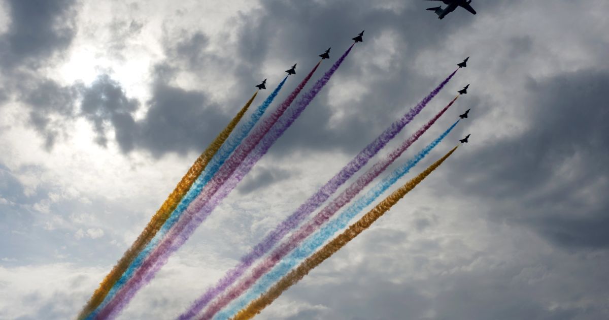 Репетиция военного парада, посвященного 70-летию победы над японскими захватчиками и борьбе с фашизмом. Масштабное действо состоится 3 сентября на площади Тяньаньмэнь в Пекине. В нем примут участие около 12 тыс. военнослужащих и 500 единиц техники. В параде примут участие военные делегации из десяти стран, в том числе из России и Казахстана. / © Reuters