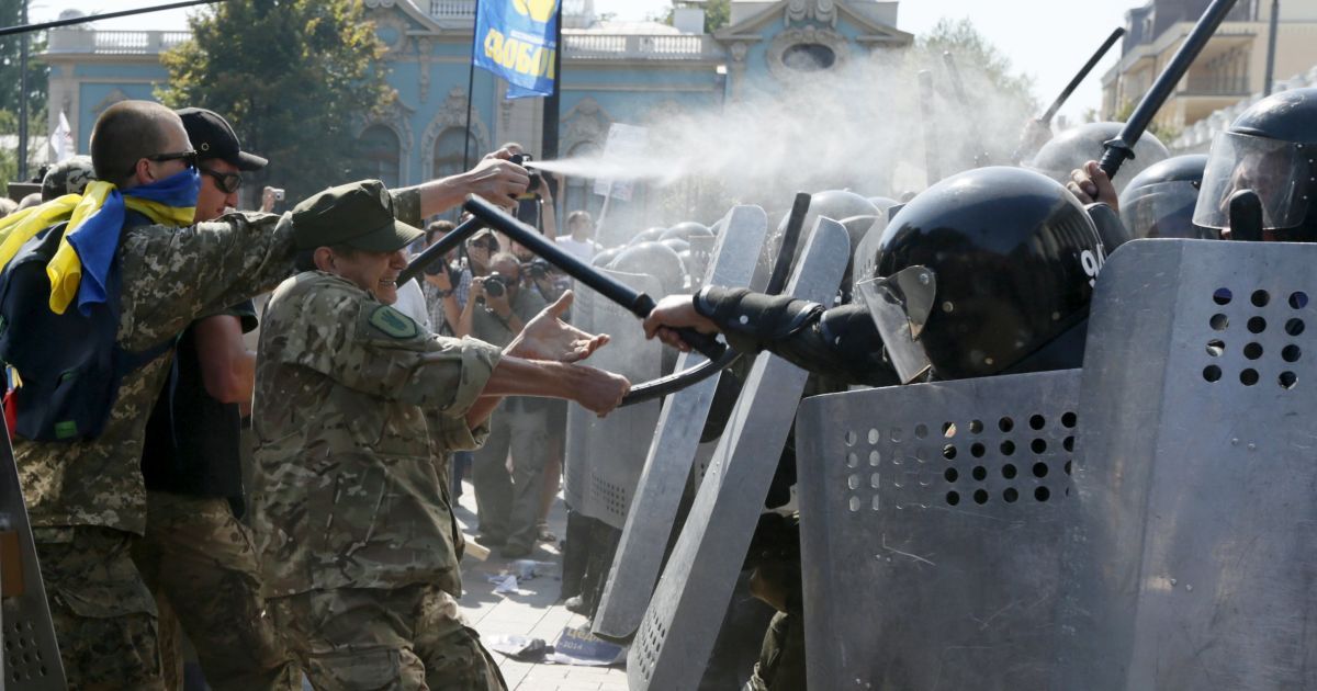 В правоохранителей бросили боевую гранату