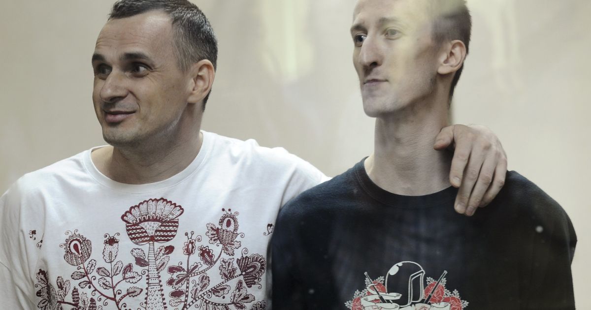 Олег Сенцов и Александр Кольченко во время вынесения приговора. Суд в Ростове-на-Дону приговорил украинцев к 20 и 10 годам тюрьмы. Приговор вызвал возмущение в Украине и мире. / © Reuters