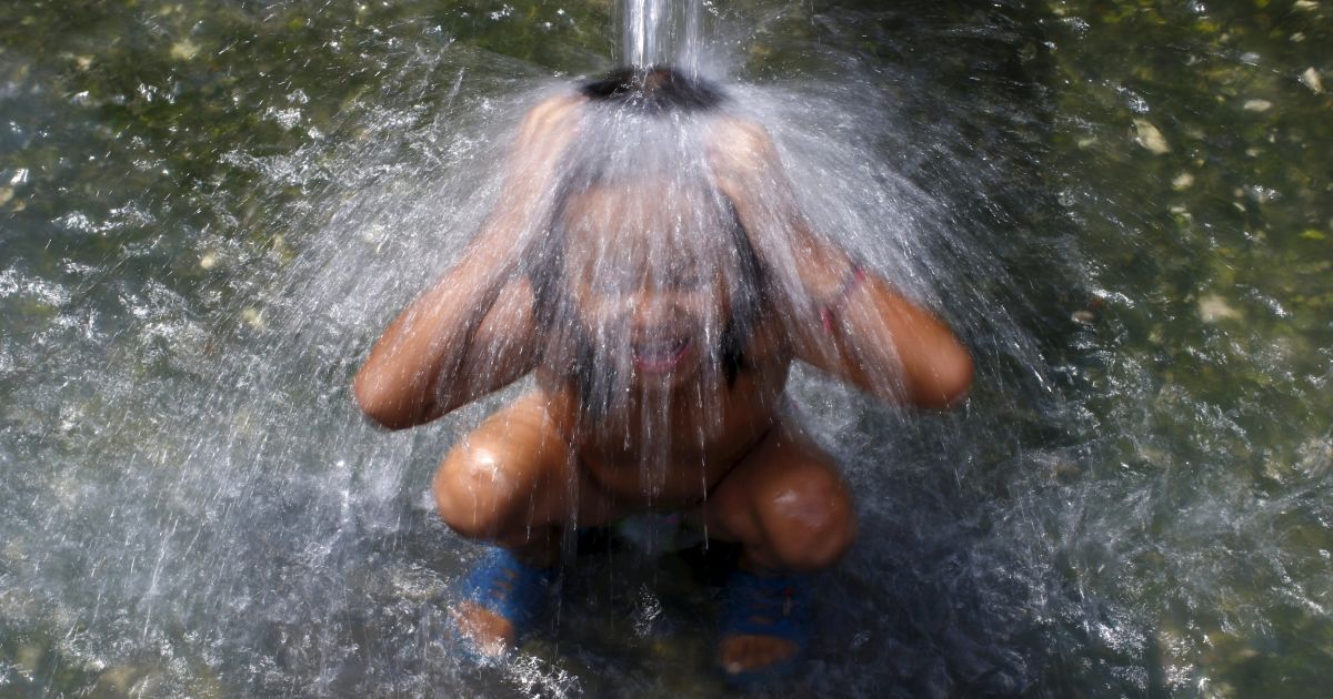 Девочка принимает общественную ванну в городе Лалитпур, Непал. Общественные бани были очень распространены в Непале в древние времена, но и сегодня сохранялись в некоторых местах. / © Reuters