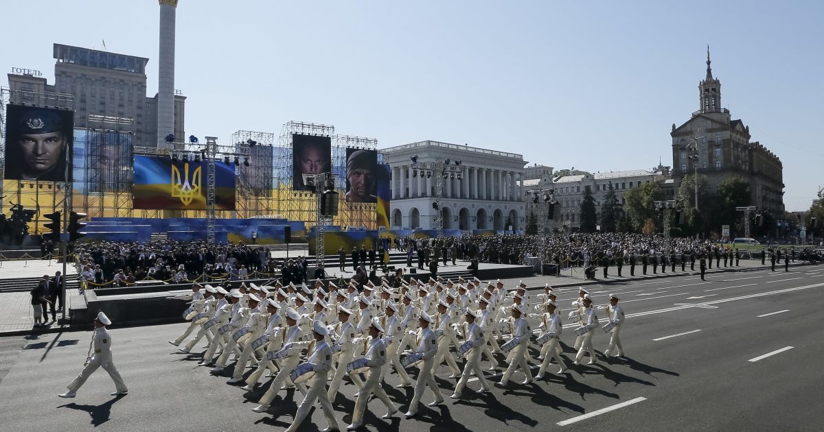 Зрелищный марш состоялся на Крещатике / © Reuters