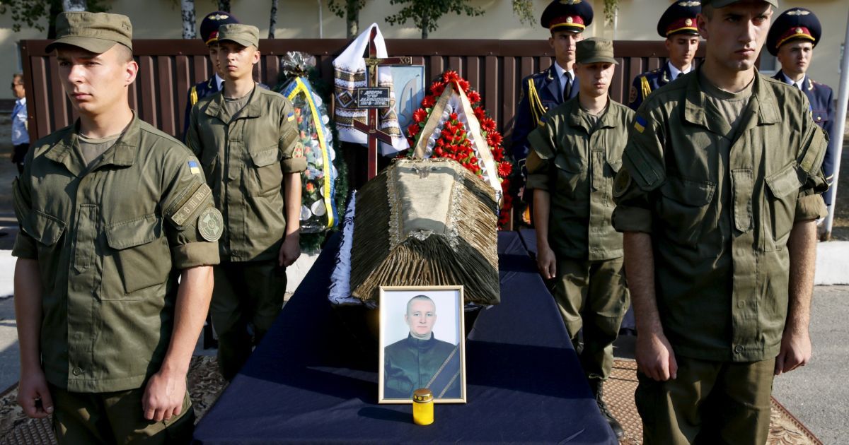Церемония прощания с нацгвардейцем Игорем Дебриным в Новых Петровцах под Киевом. Он погиб от полученных ранений во время столкновений возле Верховной Рады 31 августа / © Reuters