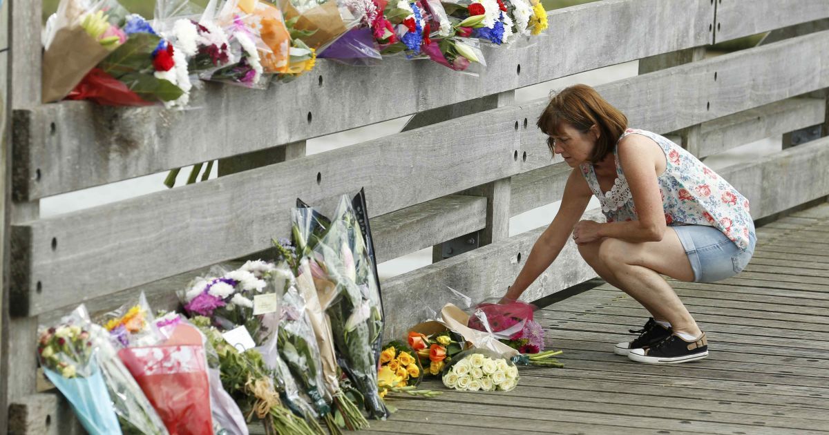 Женщина возлагает цветы возле того места в районе английского Брайтона, где накануне разбился реактивный истребитель Hawker Hunter. 22 августа во время авиашоу самолет потерпел авиакатастрофу, в результате чего погибли по крайней мере семь человек. / © Reuters