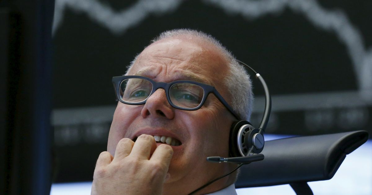 Трейдер в отчаянии после обвала индексов на европейских фондовых биржах. После обвала биржи в Китае мировые финансовые рынки в понедельник приблизились к состоянию паники: вслед за пятничным падением американских индексов более чем на 3% распродажи продолжились на азиатских и европейских биржах, а цены на нефть обновили минимум за шесть с половиной лет. / © Reuters