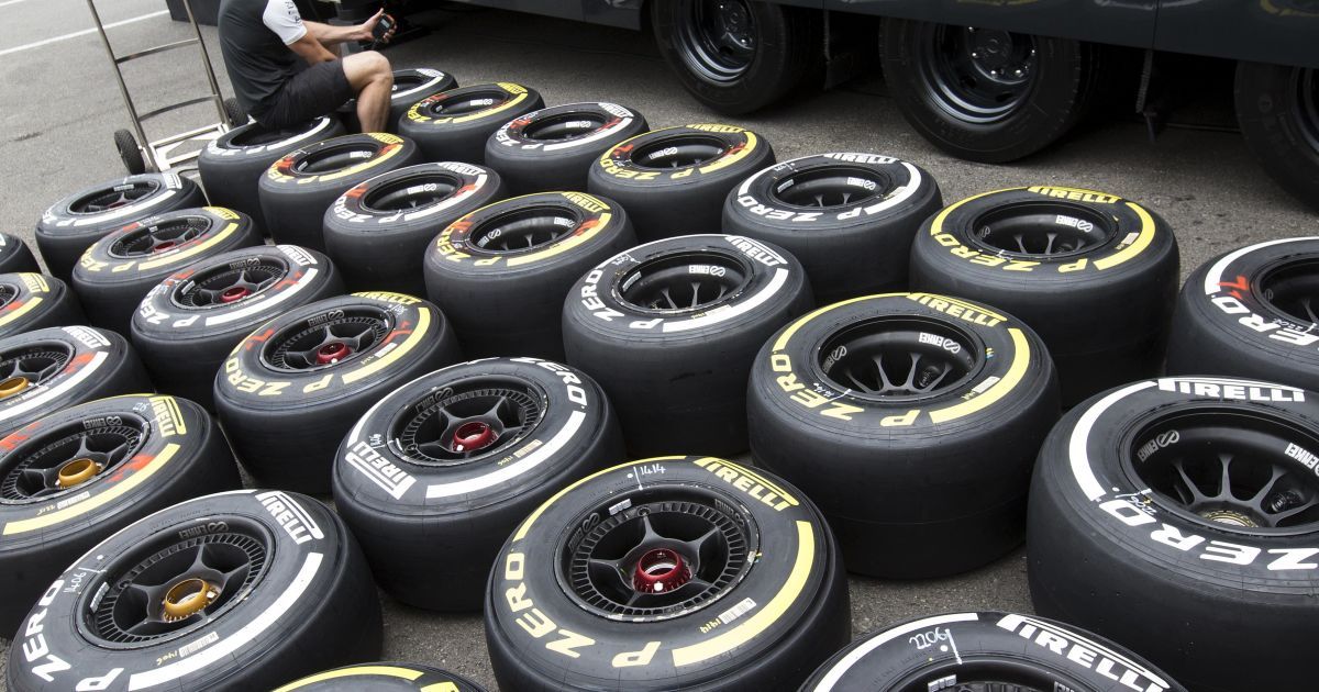 Техник команды McLaren Formula One проверяет шины в преддверии Гран-при Бельгии, который пройдет на этих выходных. / © Reuters