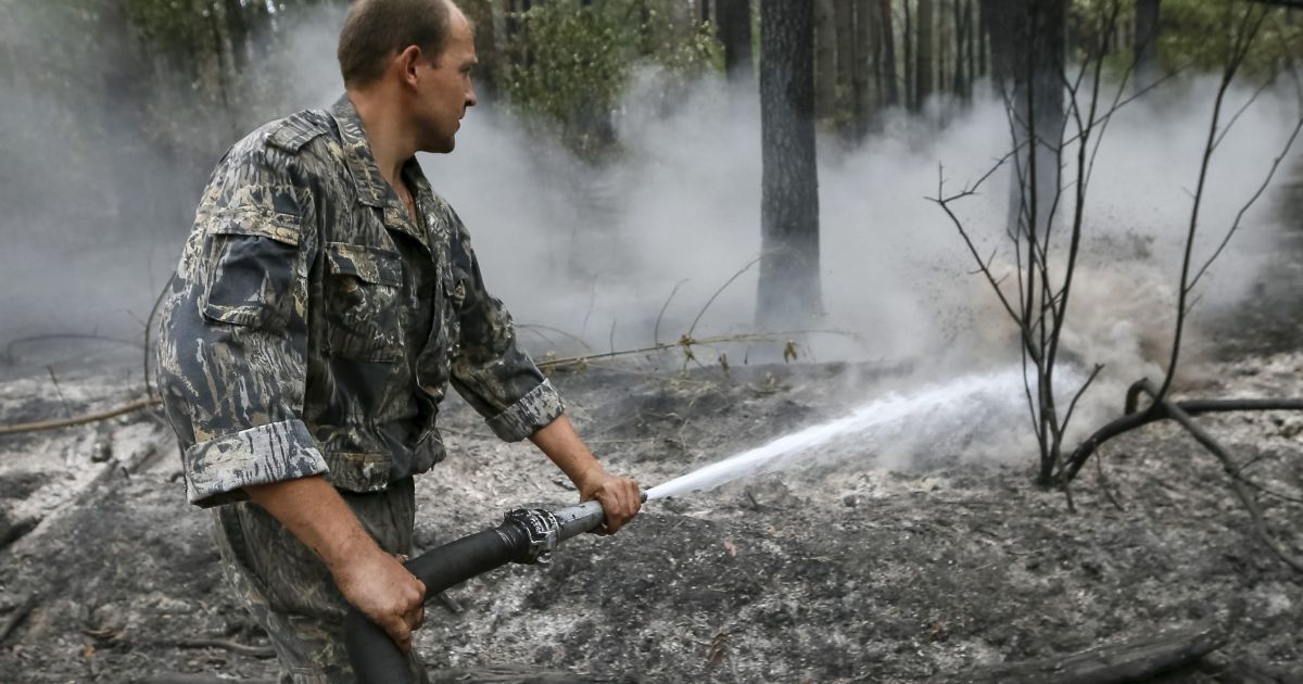Надзвичайники ліквідували масштабну лісову пожежу біля Києва