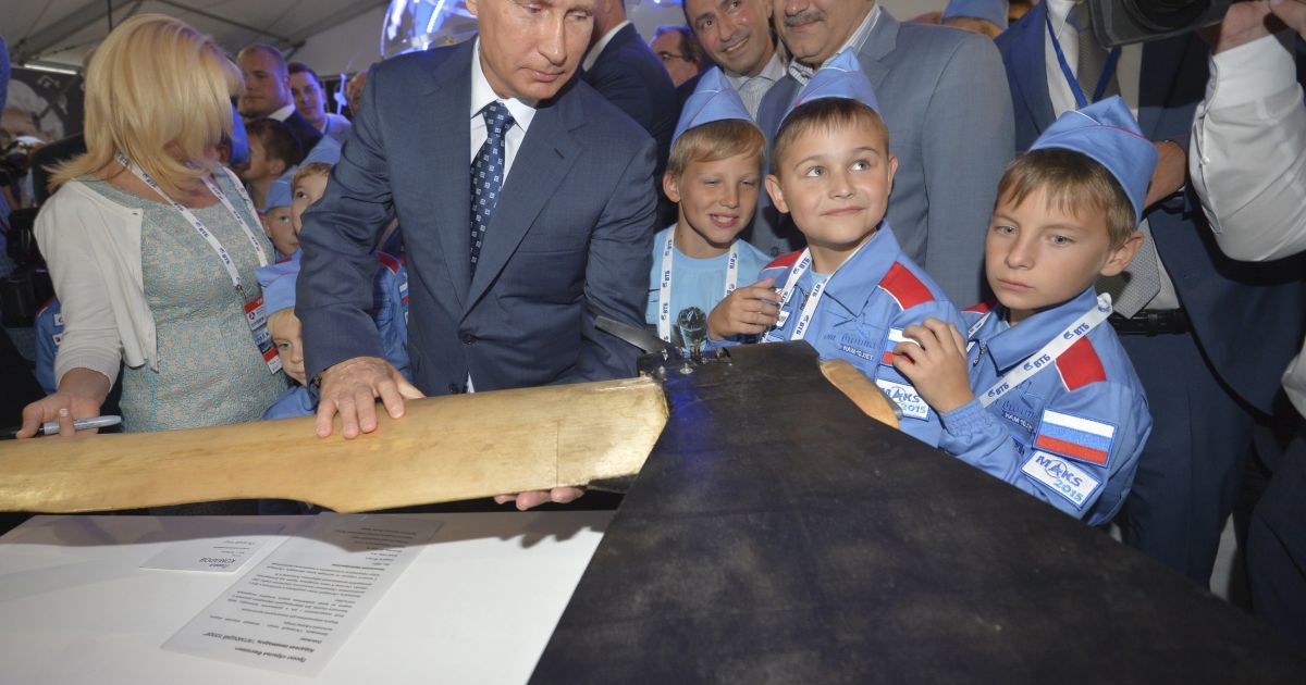 Президент России Владимир Путин смотрит на &laquo;летающий топор" во время посещения авиасалона МАКС-2015 в Жуковском. Юные изобретатели продемонстрировали российскому президенту свои разработки. Самым неоднозначным экспонатом оказался полутораметровый "летучий топор". Несмотря на свои внушительные размеры, он весит 200 граммов. / © Reuters