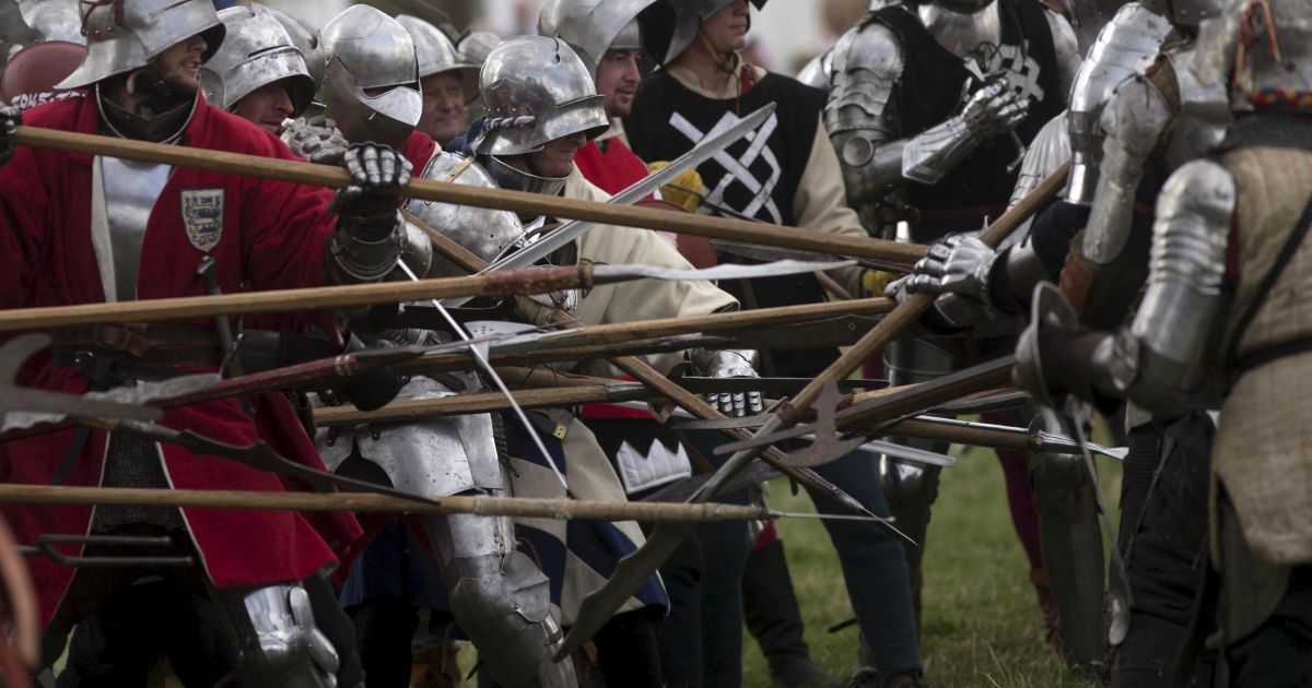 Историческая реконструкция битвы у Босворта в Англии. 22 августа 1485 года во время войны между Красной и Белой Розами здесь состоялась решающая битва между войсками короля Ричарда III и Генриха Тюдора. Ричард III потерпел поражение и погиб на поле боя и это положило конец правлению Плантагенетов и начало правления династии Тюдоров. / © Reuters