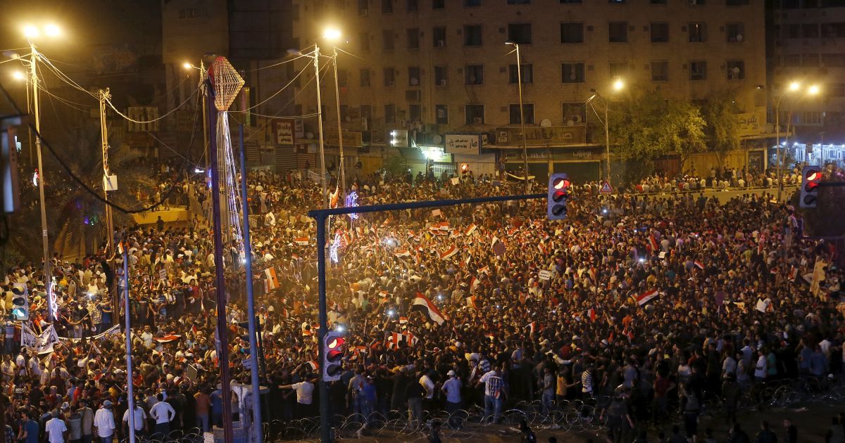 Десятки тысяч жителей иракского Багдада протестуют против плохого качества основных услуг, перебоев в подаче электроэнергии и призывают наказывать коррумпированных политиков. Протесты вспыхнули по всей стране / © Reuters