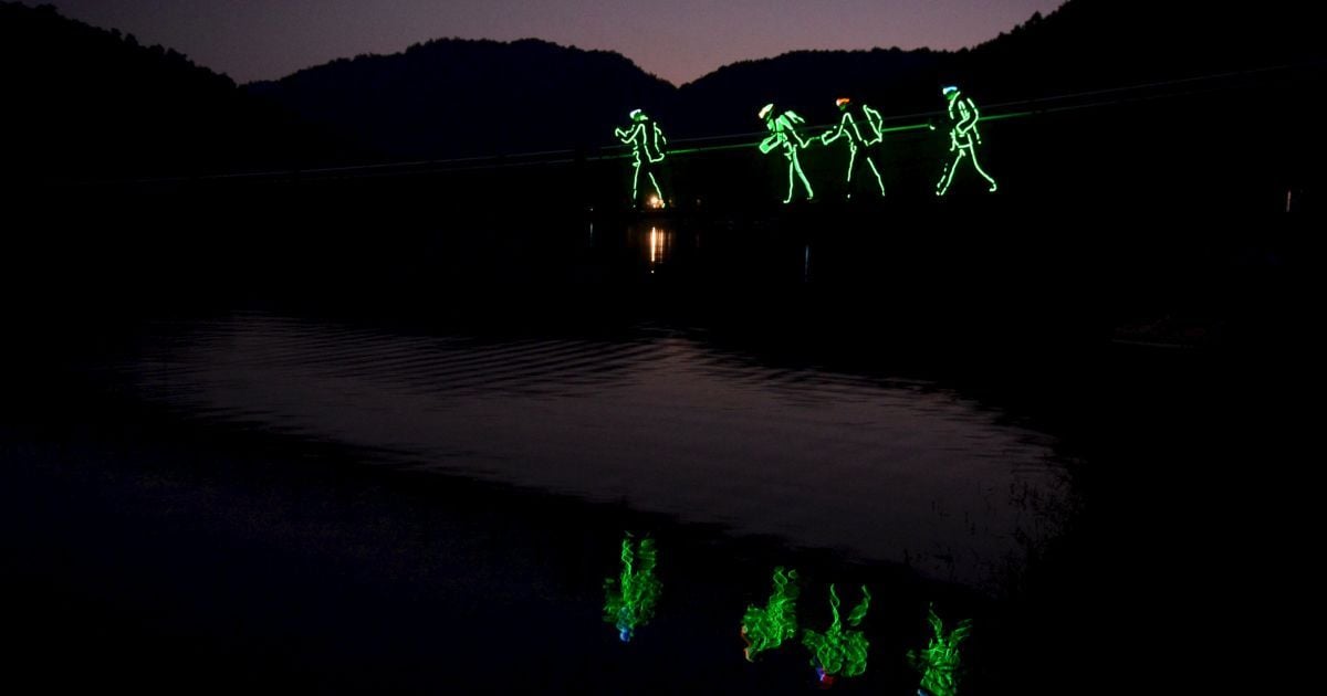 Туристы в светодиодных освещенных костюмах путешествуют по эко-парка в Чанша, Китай. Более 100 человек присоединились к 1,5-км &ldquo;дрейфующегму туру&rdquo; по реке в парке. Туристы были обеспечены светодиодными костюмами и передатчиками. / © Reuters