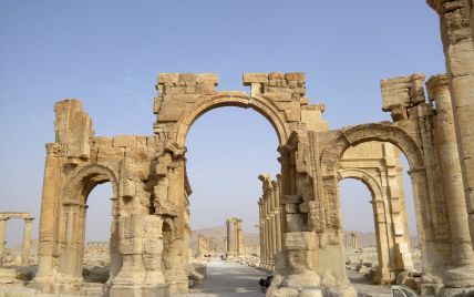 ИГ взорвало древнюю триумфальную арку в Пальмире