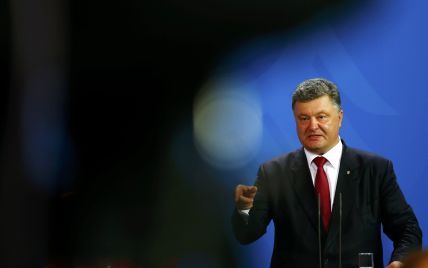 Порошенко назвал "ударом в спину" кровавые события под парламентом