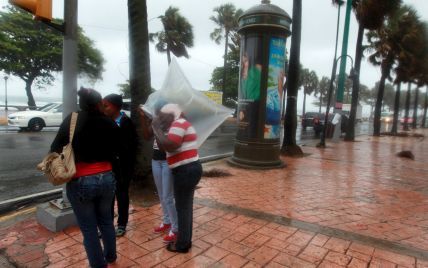 Тропический шторм разрушил страну на Карибах