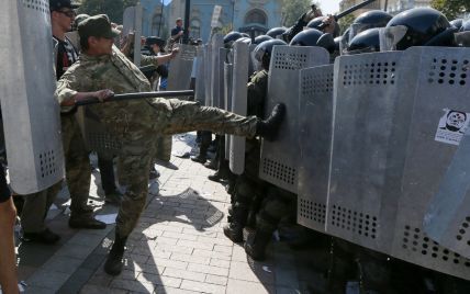 Порошенко посетит пострадавших в столкновениях под Радой силовиков
