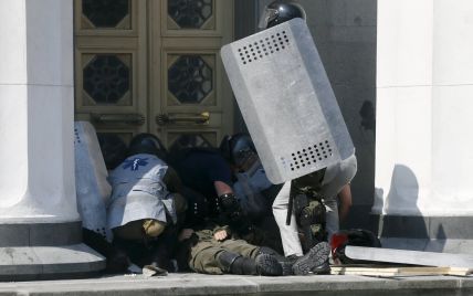 В две больницы Киева доставили 79 пострадавших в столкновениях под Радой