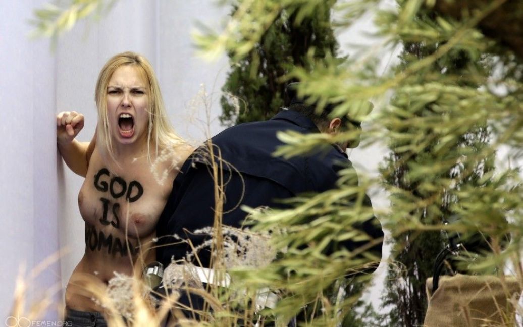 На грудях у активістки було написано, що Бог є жінкою. / © femen.org